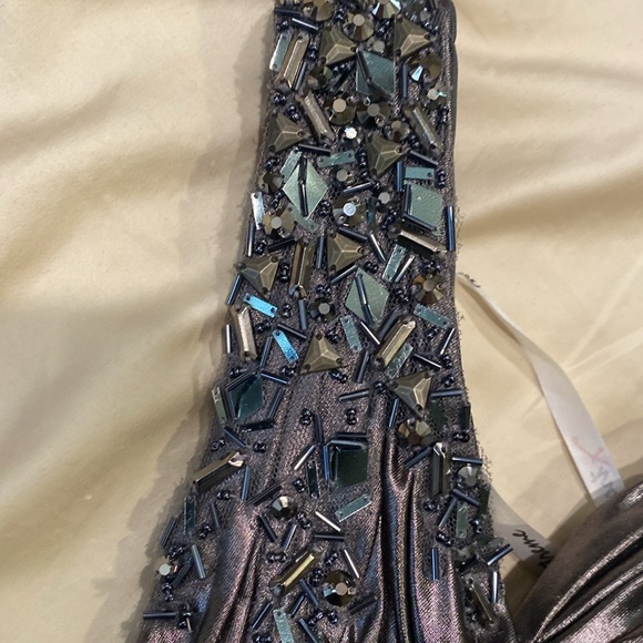 One shoulder beaded metallic gown. Fitted silhouette. - Picture 12 of 13